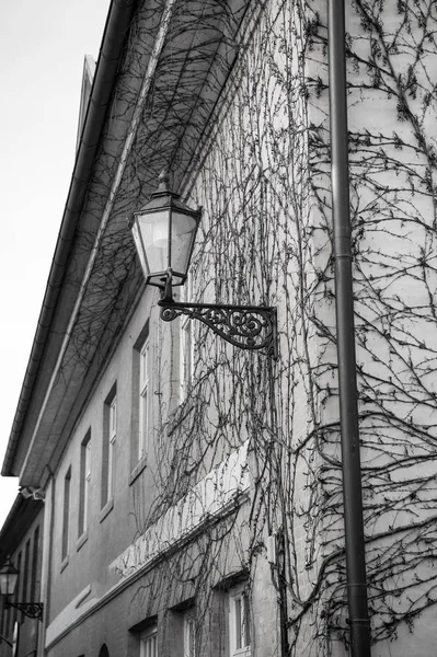 Straßenlaterne an der Hausecke — Stockfoto