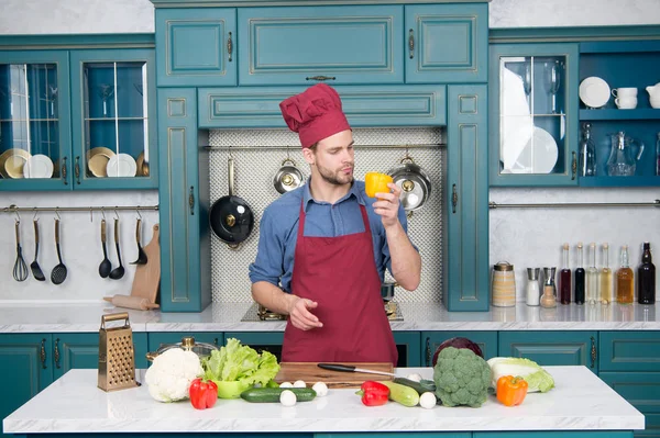 Casual man voorbereiding salade thuis — Stockfoto