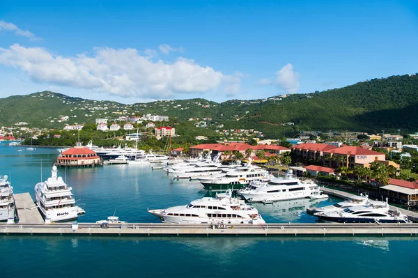 St. Thomas, British virgin island - January 13, 2016: sea port and town on sunny blue sky. Яхты пришвартованы на морском пирсе на горном ландшафте. Дорогие путешествия на лодке, водном транспорте. Отдых на острове — стоковое фото