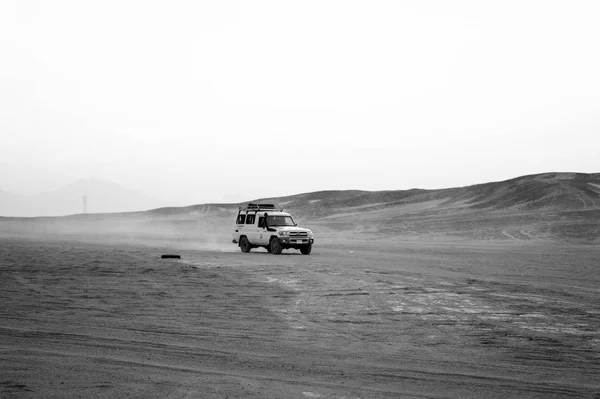 Desert safari suv carro dirigindo através de dunas de areia, Hurghada, chalupe — Fotografia de Stock