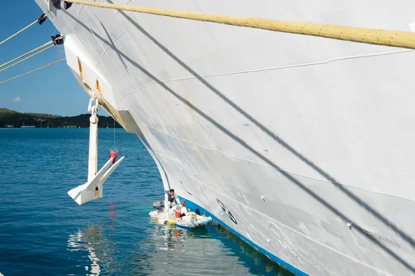 St.Thomas, British virgin island - January 13, 2016: ship side and anchor on blue sea on sunny day. Water transport and vessel. Travel by sea, wanderlust. Summer vacation on island. — Stock Photo, Image