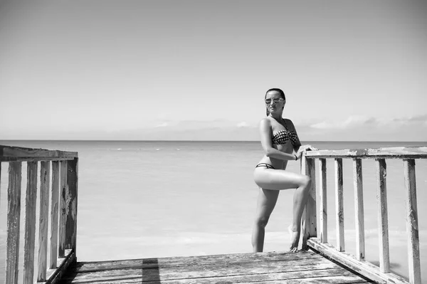 Girl pose at sea pier in st johns, antigua — Stock Photo, Image