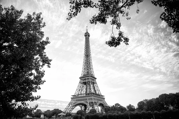 Torre Eiffel ao pôr-do-sol em Paris, França. HDR. Viagem romântica ba — Fotografia de Stock