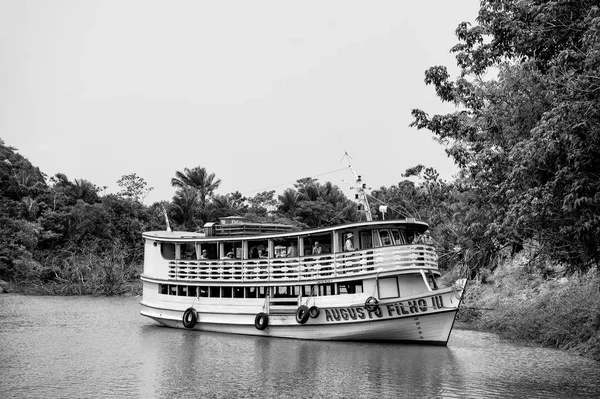 Navio branco com passageiros no convés flutuando no rio — Fotografia de Stock