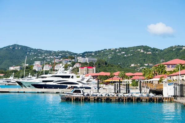 St.Thomas, ilha virgem britânica - 13 de janeiro de 2016: viagem de luxo em barco, transporte de água. Iates atracados no cais do mar na paisagem da montanha. Porto marítimo e cidade no céu azul ensolarado. Férias na ilha — Fotografia de Stock