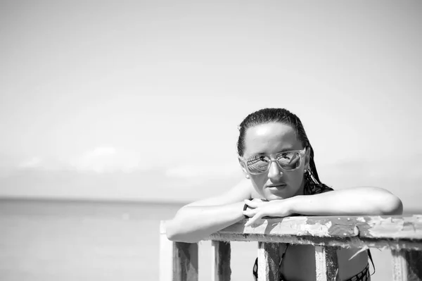 Mujer en gafas de sol en el soleado paisaje marino en st johns, antigua. — Foto de Stock