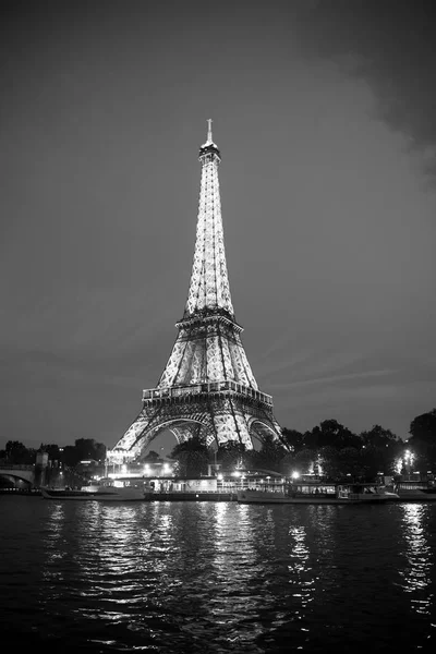 Torre Eiffel al tramonto a Parigi, Francia. Viaggio romantico backgro — Foto Stock