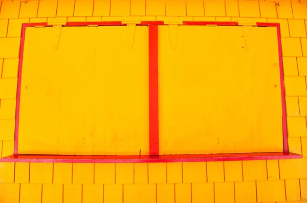 Venster met metalen luiken op gele muur in philipsburg, sint maarten. Gevel van closed shop, kleine bedrijven. Winkel met veiligheid blinds. Architectuur, structuur en design — Stockfoto