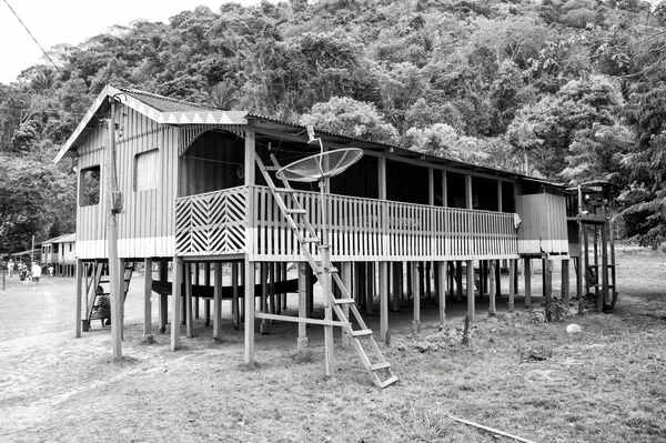 在木桩在村庄里的丛林小屋 — 图库照片
