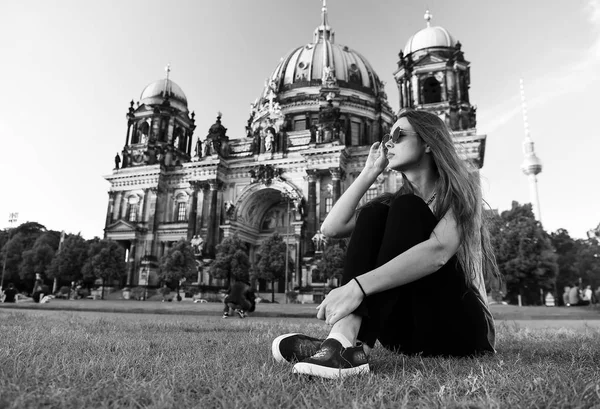 Hübscher Kerl sitzt mit Sonnenbrille vor dem Berliner Dom — Stockfoto