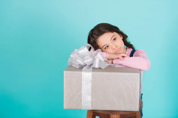 Pudełko ze wstążką i małą dziewczynką — Zdjęcie stockowe
