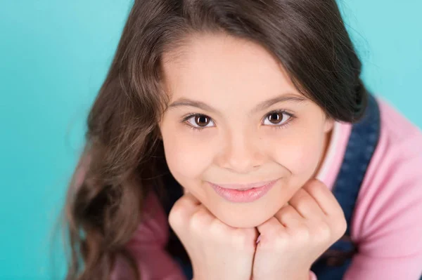 Bella ragazza con i capelli lunghi sorriso — Foto Stock