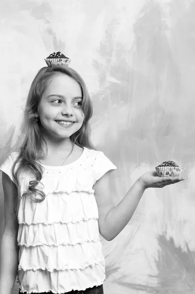 Barn med långa blonda hår håller kakor — Stockfoto