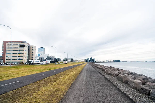 Reykjavík, Island - 12. října 2017: město silnice podél moře na zatažené obloze. Promenáda u moře. Svoboda, perspektivu a budoucnost. Cestování a wanderlust v městské krajině. — Stock fotografie