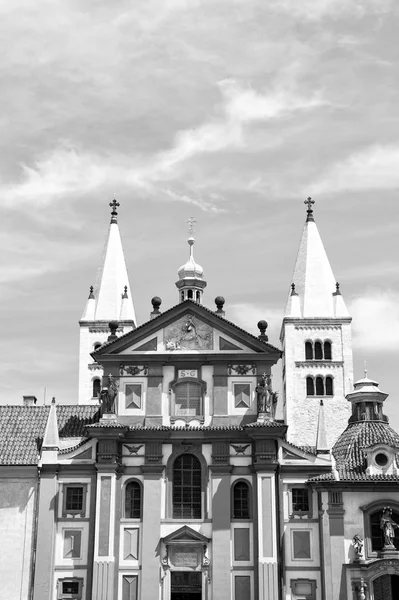 Kyrkan eller saint george basilikan i Prag, Tjeckien — Stockfoto