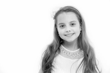 Beyaz izole şirin yüzünde gülümseme ile kız