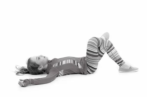 Criança ou menina pequena em sportswear rosa relaxar isolado no branco — Fotografia de Stock