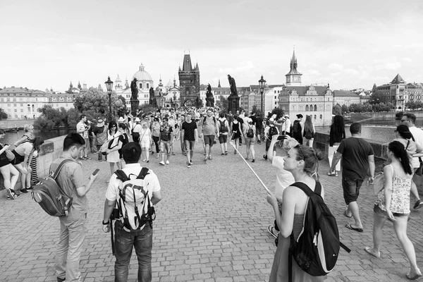 Lidé na Karlův most přes řeku Vltavu, Praha, Česká Republ — Stock fotografie