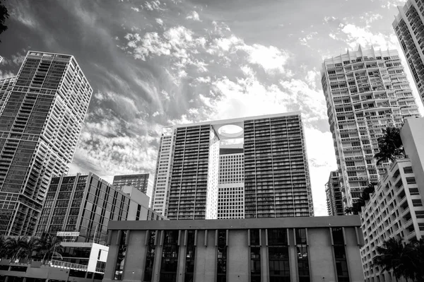 Miami paisaje urbano en el fondo cielo azul nublado en EE.UU. — Foto de Stock
