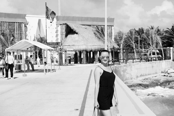 Woman in sunglasses stand on quay, Costa Maya, Mexico — Stock Photo, Image