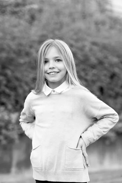 Dítě v šedém svetru v idylický podzimní den — Stock fotografie