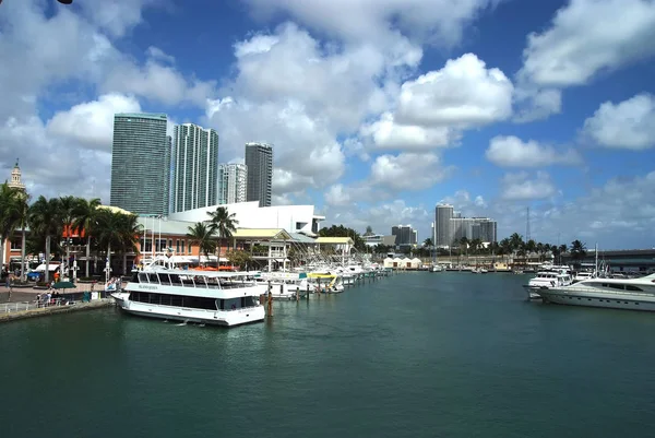Stad haven waterfront met boten op blauw water in Usa — Stockfoto