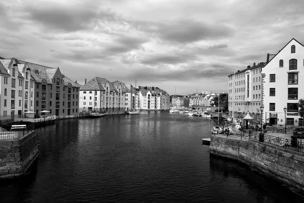 Vodní kanál s domy a přístav Ålesund, Norsko — Stock fotografie