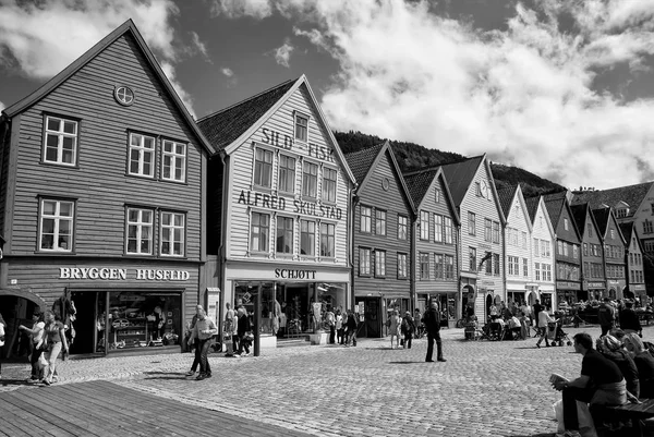 Persone in piazza nel centro della città di Bergen, Norvegia — Foto Stock