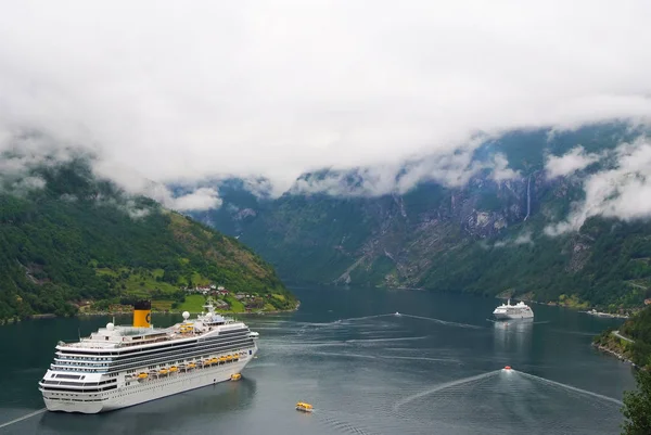 Geiranger, Noruega - 25 de janeiro de 2010: férias, viagem, luxúria. Navio de cruzeiro no fiorde norueguês. Passageiro atracado no porto. Destino de viagem, turismo. Aventura, descoberta, viagem . — Fotografia de Stock