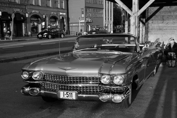 Carro clássico automóvel estacionado na estrada de asfalto em Bergen, Noruega — Fotografia de Stock