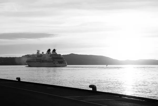 Passagiersschip in zonsondergang zee in Bergen, Noorwegen — Stockfoto