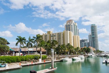 Lüks tekne ve yat görünümünü bir Miami South Beach Marina lüks hayat kavramı demirledi