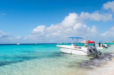 Grand Turk, Turks ve Caicos Adaları - 29 Aralık 2015: motorlu tekneler ve deniz sahilde insanlar. Marketi güneşli deniz manzarası üzerinde. Tekne, Su ulaştırma araçları seyahat. Tropik adada tatil yaz