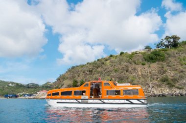 Gustavia, st.barts - 25 Kasım 2015: denizde Yolculuk tutkusu seyahat. Mavi deniz deniz kıyısı boyunca seyahat gemi. Su ulaştırma araçları ve gemi. Tropik adada tatil yaz
