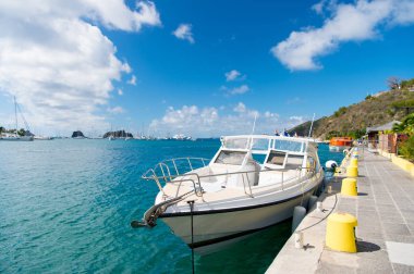 Yat tekne demirlemiş denizde gustavia, tropikal plajda iskele st.barts. Yat ve yelken. Lüks gemide seyahat. Adada tatil yaz. Su taşıma ve deniz gemi