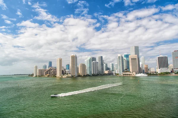 Flygfoto över Miami skyskrapor med blå mulen himmel, vita båten segling bredvid Miami Frolrida downtown — Stockfoto