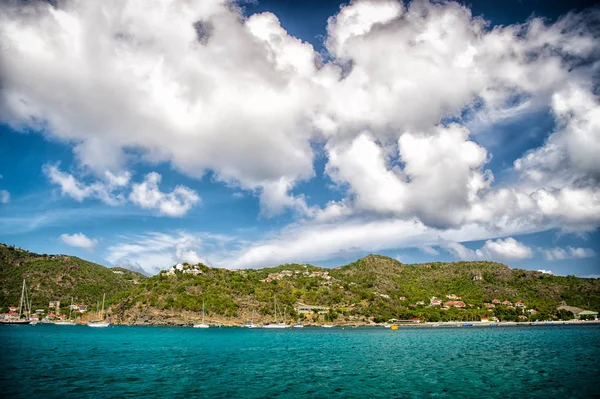 Urlaubsziel auf Reisen und Fernweh. Berghütte im blauen Meer am bewölkten Himmel in Gustavia, st.barts. Sommerurlaub auf der tropischen Insel. Wilde Natur und Umwelt, Ökologie — Stockfoto