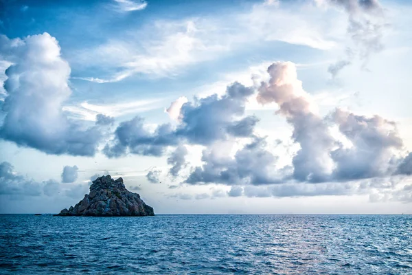 海景与岩石在蓝色海水在多云的天空在 gustavia, st. 巴兹。热带岛的暑假。野生自然和环境, 生态学。旅游和流浪度假胜地. — 图库照片