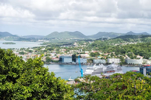 Castries, Sainte-Lucie - 26 novembre 2015 : Navire amarré au port maritime sur un paysage montagneux. Port maritime et ville sur ciel nuageux. Voyage de luxe en bateau, transport par eau. Vacances sur l'île — Photo