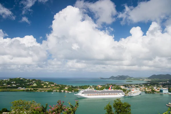 Castries, Santa Lucía - 26 de noviembre de 2015: Viaje de lujo en barco, transporte acuático. Cruceros en puerto en cielo nublado. Ciudad en la orilla azul del mar con paisaje de montaña. Vacaciones de verano en isla —  Fotos de Stock