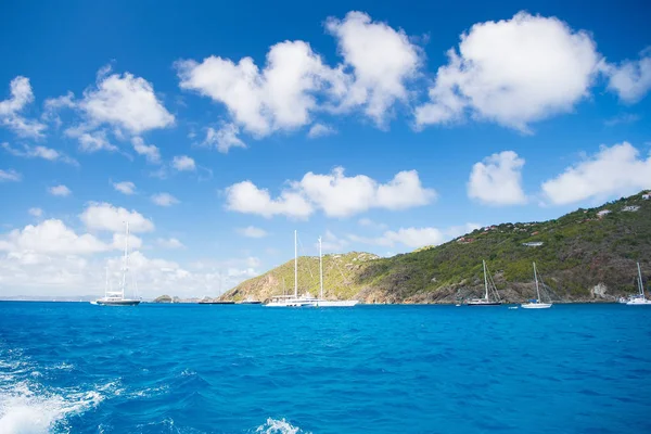 グスタビア、曇った青空海帆ヨット st.barts。セーリング、ヨットの冒険。熱帯の島の夏休み。水の輸送と容器 — ストック写真
