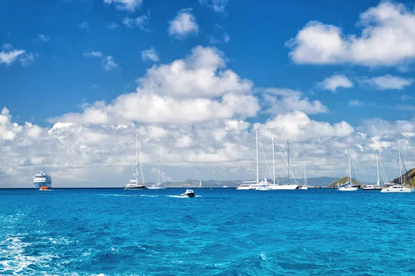 Segelboote, Schiff und Boot segeln im blauen Meer bei bewölktem Himmel in Gustavia, st.barts. Segeln und Segeln Abenteuer. Sommerurlaub auf der tropischen Insel. Wassertransport und Seeschiffe — Stockfoto