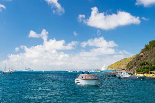 Gustavia, st.barts - 25. januar 2016: motorbootfahrt im meer bei bewölktem blauem himmel. Schiffsreisen. Wassertransport und Schiff. Sommerurlaub auf tropischer Insel — Stockfoto