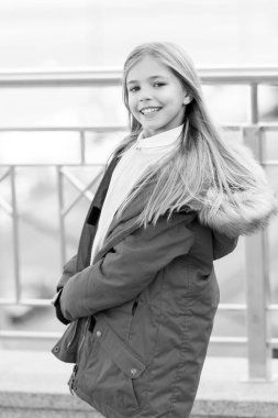 Sevimli gülümseme ve uzun sarı saçlar ceketli ile kız