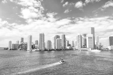 Mavi bulutlu gökdelenli Miami gökdelenlerinin hava manzarası, tekne yelkeni