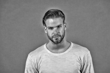 Maço sakallı yüzü ve şık saç Beyaz gömlekli