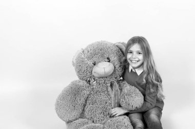 Hayvan oyuncaklı çocuk, hediye ve hediye.