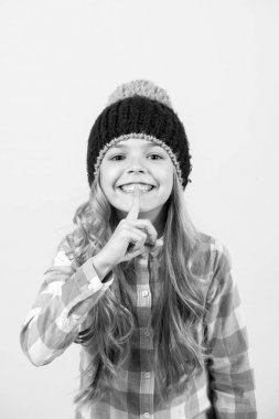 Uzun sarı saçlı çocuk parmağını dudaklarına koydu.