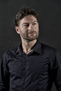 Saç Bakımı Güzellik salonları, berber dükkanı. Sakallı adam tıraşsız yüzü, berber dükkanı. Lisans ile şık saç, saç kesimi. Moda moda gömlekli adam. Erkek moda, stil ve trend, vintage