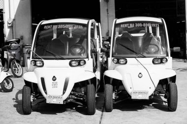 Garaj arka planda Key West, ABD iki elektrikli arabalar
